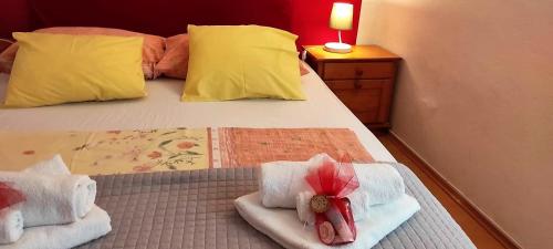 Un dormitorio con una cama con toallas. en Martina, en Supetar