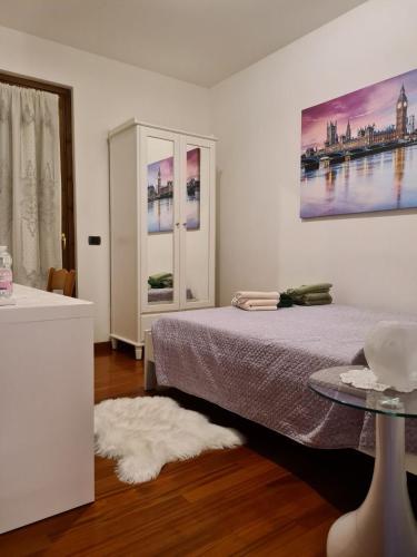 a bedroom with a bed and a painting on the wall at Casa Andrè in Pescantina