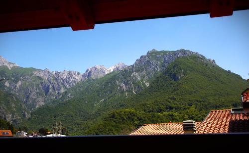 aus einem Fenster mit Bergblick in der Unterkunft Our Happy Place - casa vacanze per il viaggiatore Slow in Mandello del Lario