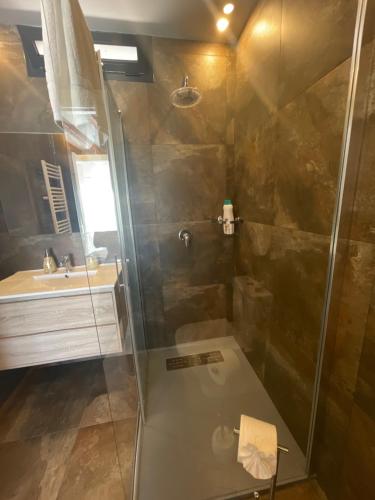 a bathroom with a shower and a sink at Habitación agregada, Suite frente a la piscina 2 P habitación no casa completa in San Vicente del Raspeig