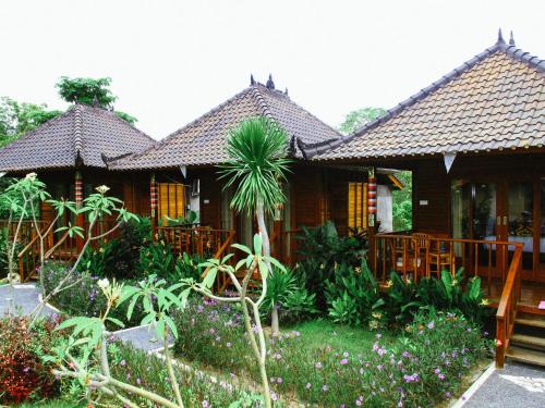 una casa con giardino di fronte di Dmas Huts Lembongan a Nusa Lembongan