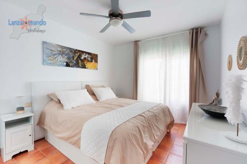 a bedroom with a bed and a ceiling fan at Vivienda Vacacional Casa Shanti in Puerto Calero