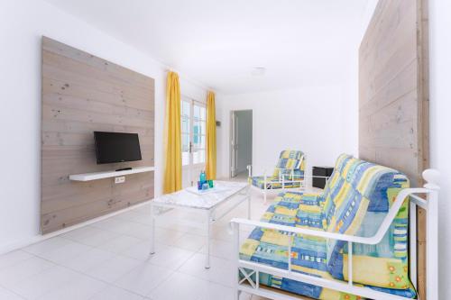 a living room with two chairs and a television at Smy Tahona Fuerteventura in Caleta De Fuste