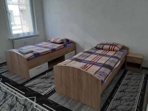 Giường trong phòng chung tại 2 Zimmer Wohnung für 4 Personen
