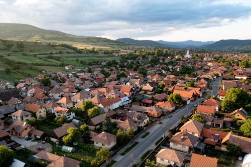 una vista aérea de una ciudad con casas y una carretera en Fanni Kulcsosházak en Zetea