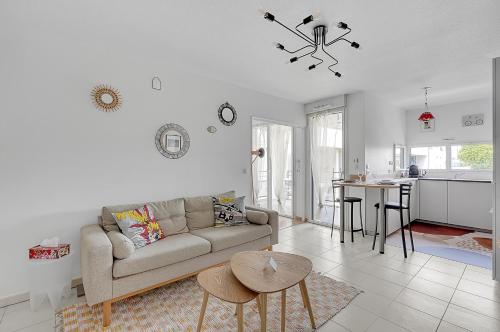 un salon avec un canapé et une table dans l'établissement Le Prieuré, à Toulouse