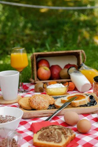 a picnic table with bread and apples and a basket of food at Agramada in Arnaia