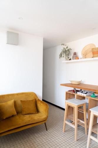 un salon avec un canapé et une table dans l'établissement La dépendance de l'océan, à Biscarrosse