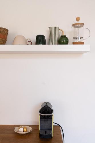 un grille-pain posé sur une table en bois avec une assiette de nourriture dans l'établissement La dépendance de l'océan, à Biscarrosse