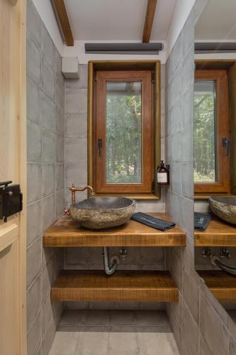 a bathroom with two sinks and two windows at Agramada in Arnaia