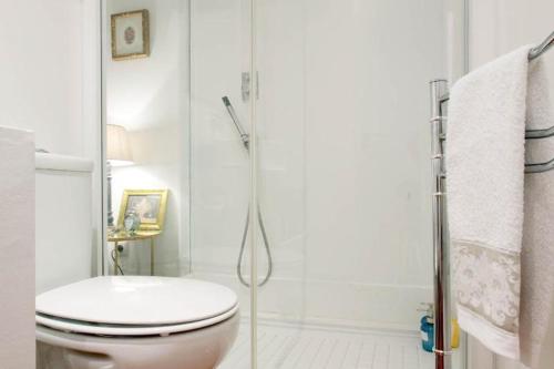 Ένα μπάνιο στο Your Home in Bairro Alto