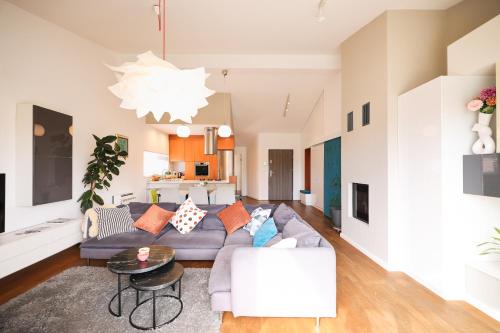 ein Wohnzimmer mit einem Sofa und einem Tisch in der Unterkunft Summer Breeze apartment in Zadar