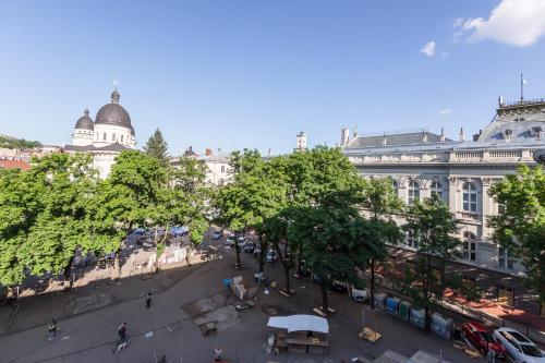 una vista aérea de una calle de la ciudad con un edificio en Подобово квартира у Львові на вулиці Огієнка 11 біля Залізничного вокзалу, en Leópolis