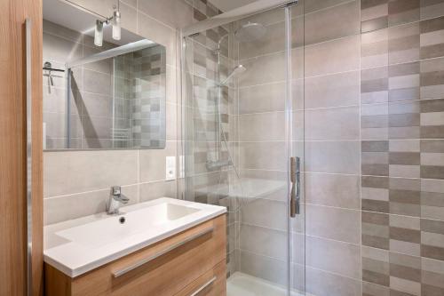une salle de bain avec un lavabo et une douche dans l'établissement Maison en plein cœur du centre historique de Pornic, à Pornic