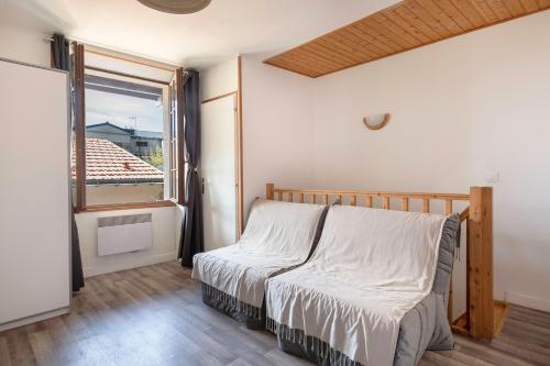 une chambre avec un lit et une grande fenêtre dans l'établissement Maison en plein cœur du centre historique de Pornic, à Pornic