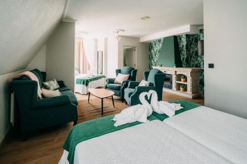 Un dormitorio con una cama con dos cisnes. en PENSIÓN CALDEA, en Caldas de Reis
