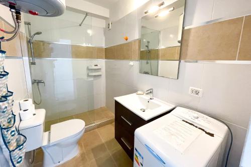 カジャオ・サルバヘにあるBlue Horizonのバスルーム(トイレ、洗面台、シャワー付)