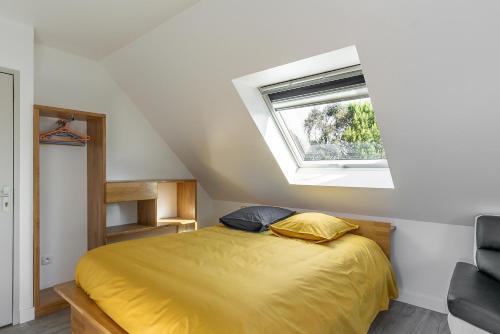 A bed or beds in a room at Le Sémaphore de Trézien