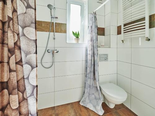 A bathroom at Wakacyjny apartament, bezpłatne rowery, las, woda