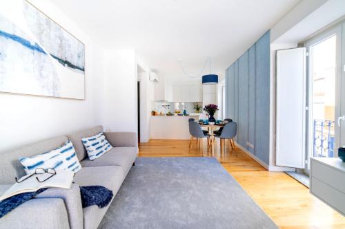 uma sala de estar com um sofá e uma mesa em Blue by the River 1 - elegant two-bedroom in Santos em Lisboa