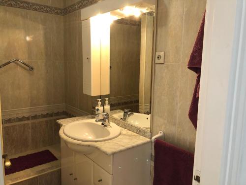 y baño con lavabo y espejo. en Benavista Estepona - 2 Bed Town House with Pool, en Estepona