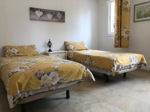 Un pat sau paturi într-o cameră la Benavista Estepona - 2 Bed Town House with Pool