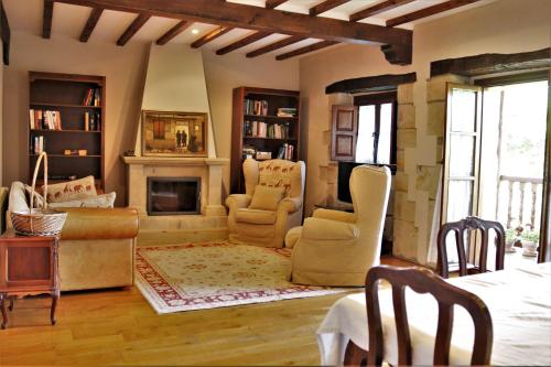 sala de estar con sillas y chimenea en APARTAMENTOS PALACION DE SANTILLANA en Santillana del Mar