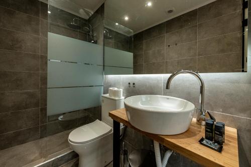 Phòng tắm tại Phaedrus Living: City Center Executive Flat Stadiou