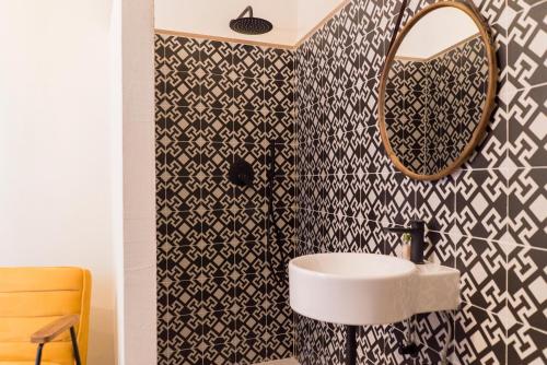 La salle de bains est pourvue d'un lavabo et d'un miroir. dans l'établissement Tesoro Nascosto B&B, à Salerne