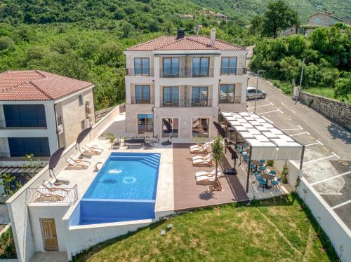 eine Luftansicht eines Hauses mit Pool in der Unterkunft Quercus Residences Apartments in Sveti Stefan