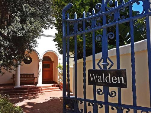 un cancello blu con un cartello di fronte a una casa di The Walden Suites a Città del Capo