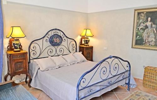 een slaapkamer met een blauw en wit bed en 2 lampen bij Casa Cara Mia in Cortona