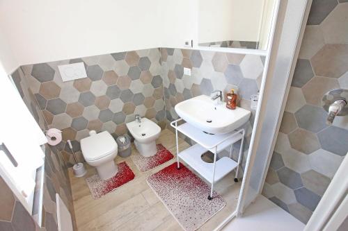 a small bathroom with a sink and a toilet at Al Cuore di Valeggio in Valeggio sul Mincio