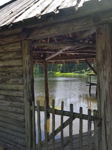 Výhled na řeku, která protéká v blízkosti chaty