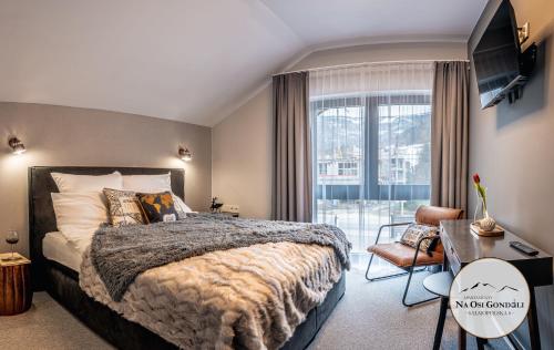 什切爾克的住宿－Apartamenty Na Osi Gondoli - wyciągi narciarskie, trasy rowerowe tylko 70 metrów，一间卧室配有一张床、一张书桌和一个窗户。