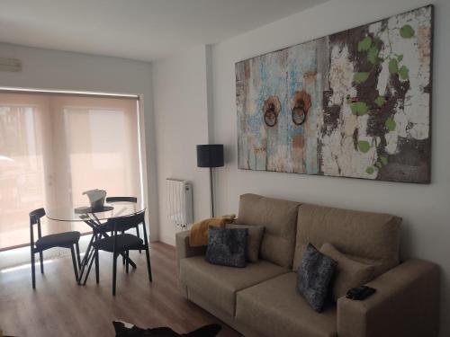 uma sala de estar com um sofá e uma mesa em Casa Viela Cega em Viana do Castelo