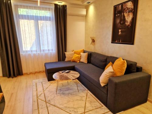- un salon avec un canapé et une table dans l'établissement FS Apartments Varna - Beautiful apartment in the center of Varna, à Varna
