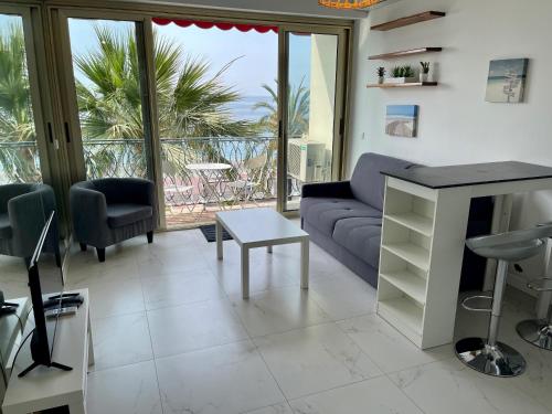 un salon avec un canapé et une table dans l'établissement Grand Sud Promenade Suite, à Nice
