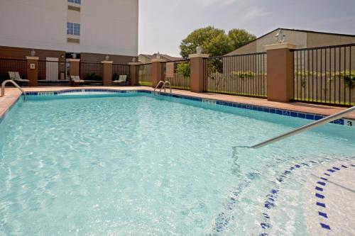 uma piscina num hotel em Candlewood Victoria, an IHG Hotel em Victoria