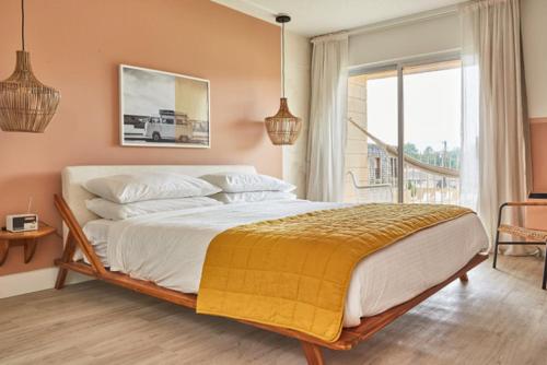 Ένα ή περισσότερα κρεβάτια σε δωμάτιο στο The June Motel, Sauble Beach