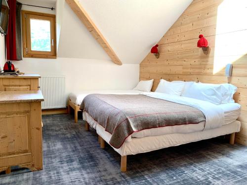 Postel nebo postele na pokoji v ubytování Hotel Lac Bleu 1650