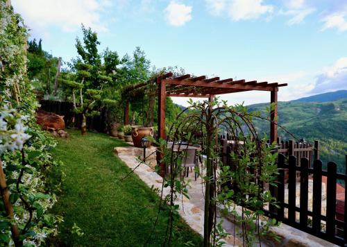 einen Garten mit einem Zaun und Bergblick in der Unterkunft Eureka Room & Breakfast in Pietrapertosa