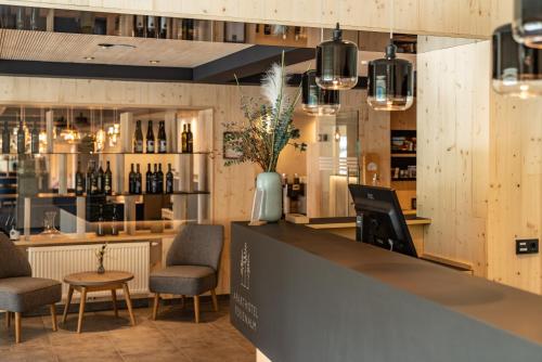 Lounge nebo bar v ubytování Ferienalm Panorama Hotel