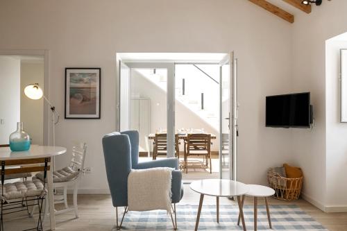 a living room with a table and chairs at Casa da Saudade in Ferrel