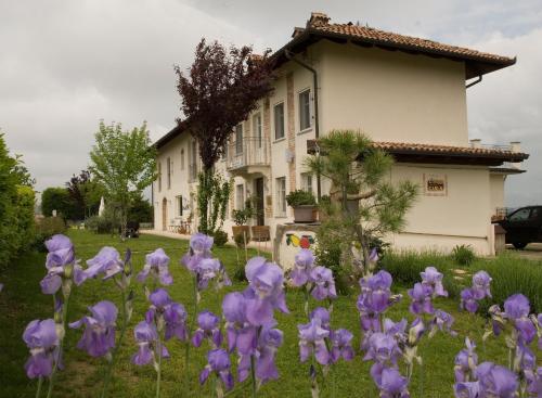 a field of purple flowers in front of a house at AGRITURISMO CINQUE CAMINI in San Marzano Oliveto