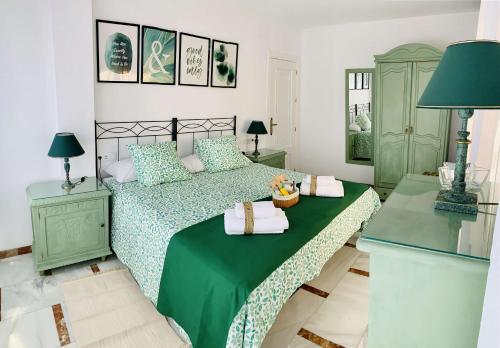 um quarto com uma cama com uma colcha verde em FAISÁN 20 Apartamento em Granada
