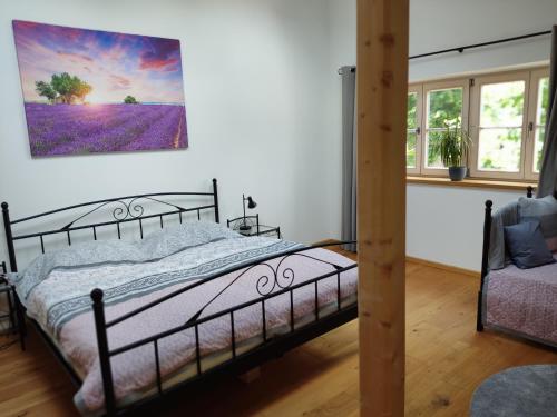 ein Schlafzimmer mit einem Bett und einem Wandgemälde in der Unterkunft Ferienwohnung mit Herz in Bad Tölz