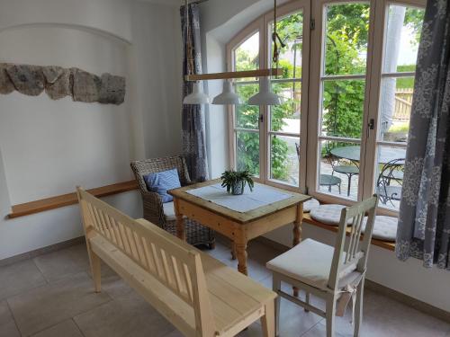 comedor con mesa, sillas y ventana en Ferienwohnung mit Herz, en Bad Tölz