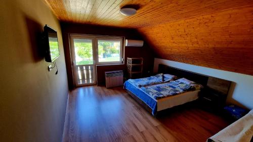 Posteľ alebo postele v izbe v ubytovaní Relax Apartman Siófok-Sóstó