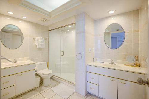 y baño con ducha, aseo y lavamanos. en Loggerhead Cay #112, en Sanibel